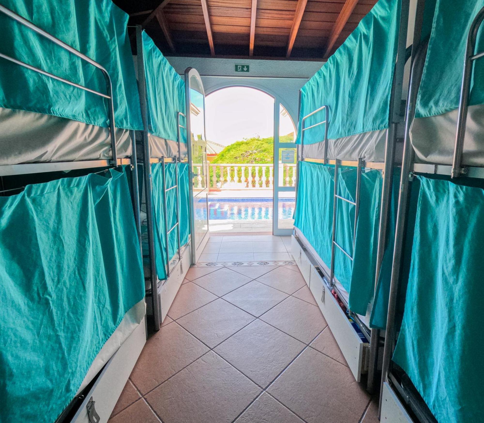 Duque Nest Hostel Адехе Экстерьер фото