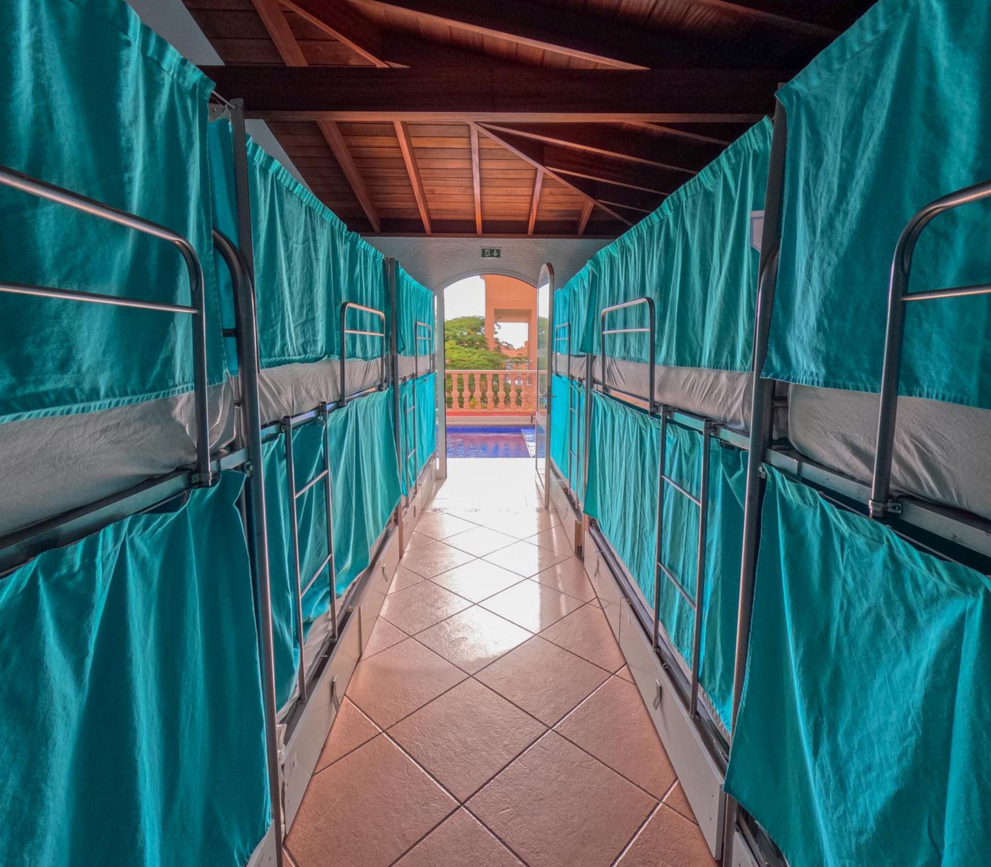 Duque Nest Hostel Адехе Экстерьер фото