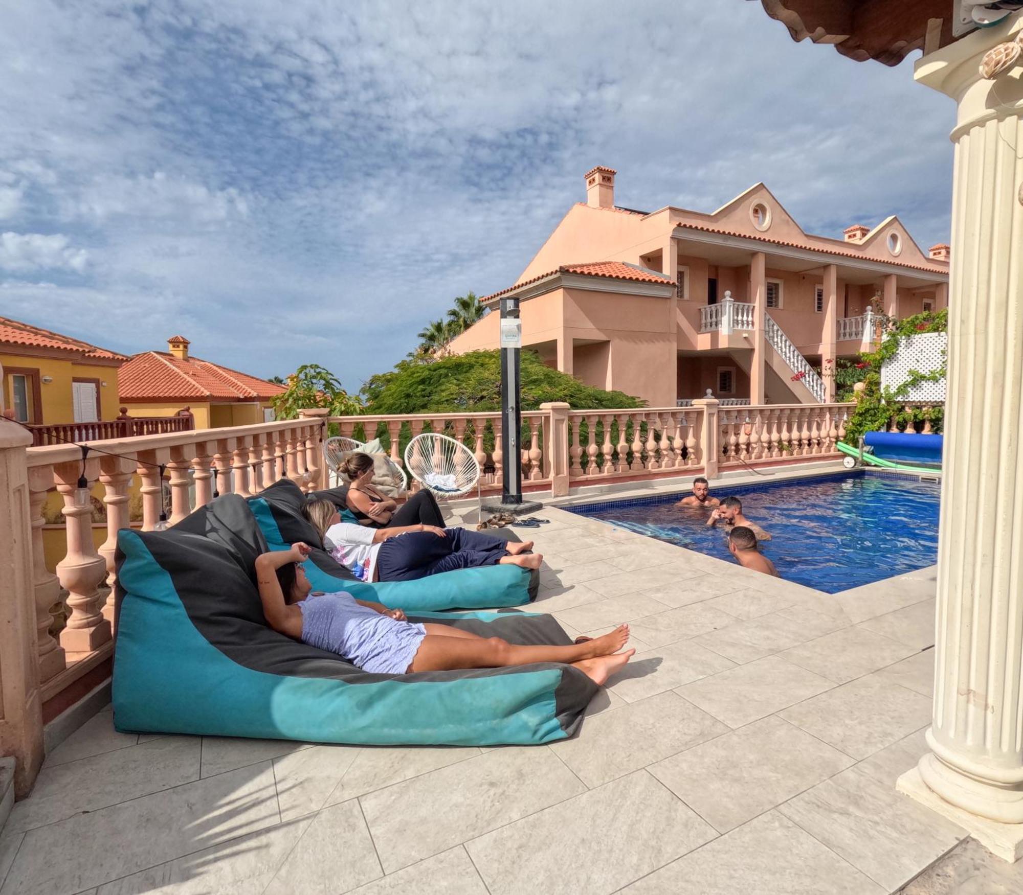 Duque Nest Hostel Адехе Экстерьер фото