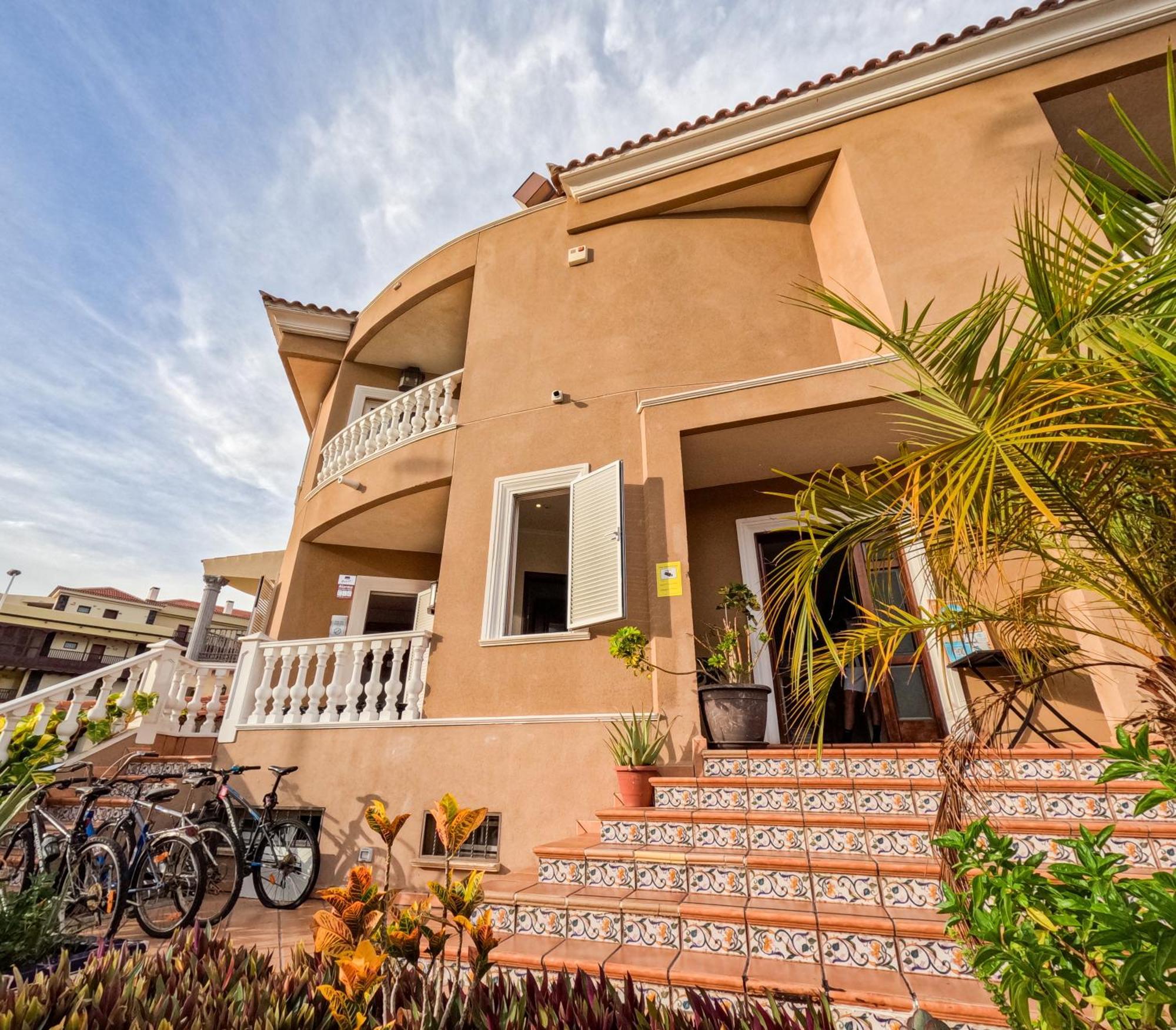 Duque Nest Hostel Адехе Экстерьер фото